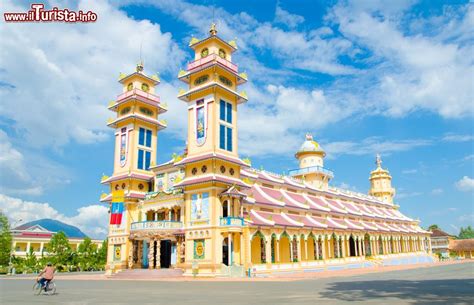 Cao Dai Temple: Un'Oasi di Pace e Splendore Colorato nella Vibrante Saigon!