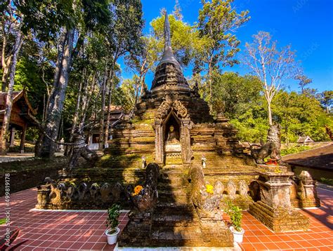 Il Wat Pha Lat: Un Tempio Storico Nascosto su una Collina di Chiang Mai!