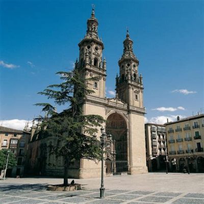 La Catedral de Santa María de la Redonda: Un gioiello gotico che sfida la gravità!