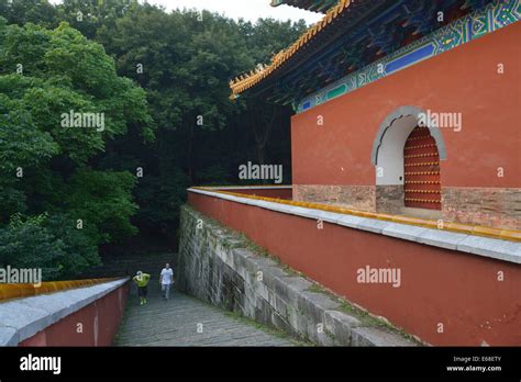 La tomba di Zhu Yuanzhang: un tesoro storico nascosto tra le colline!